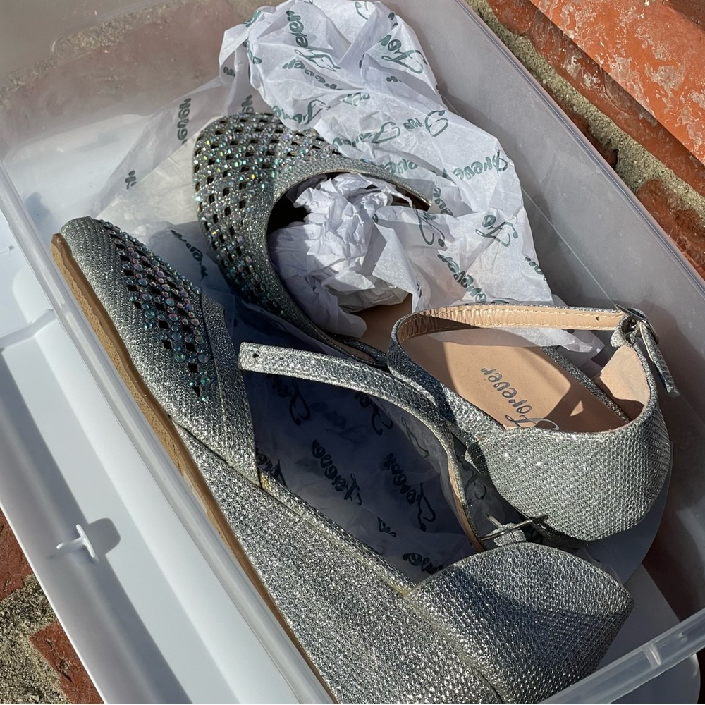 BRAND NEW Shiny Silver Sequinned Size 7 1/2 Women’s Wedges